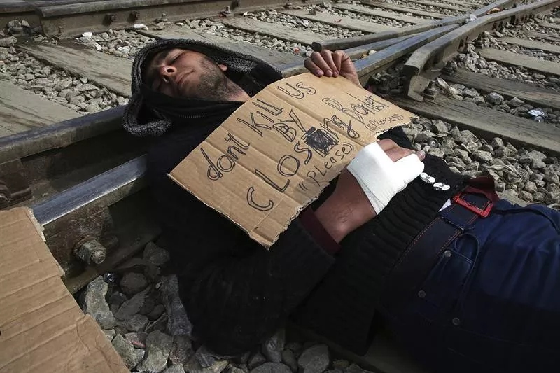 Un refugiado protesta en Idomeni en contra del cierre de las fronteras. Foto: EFE.