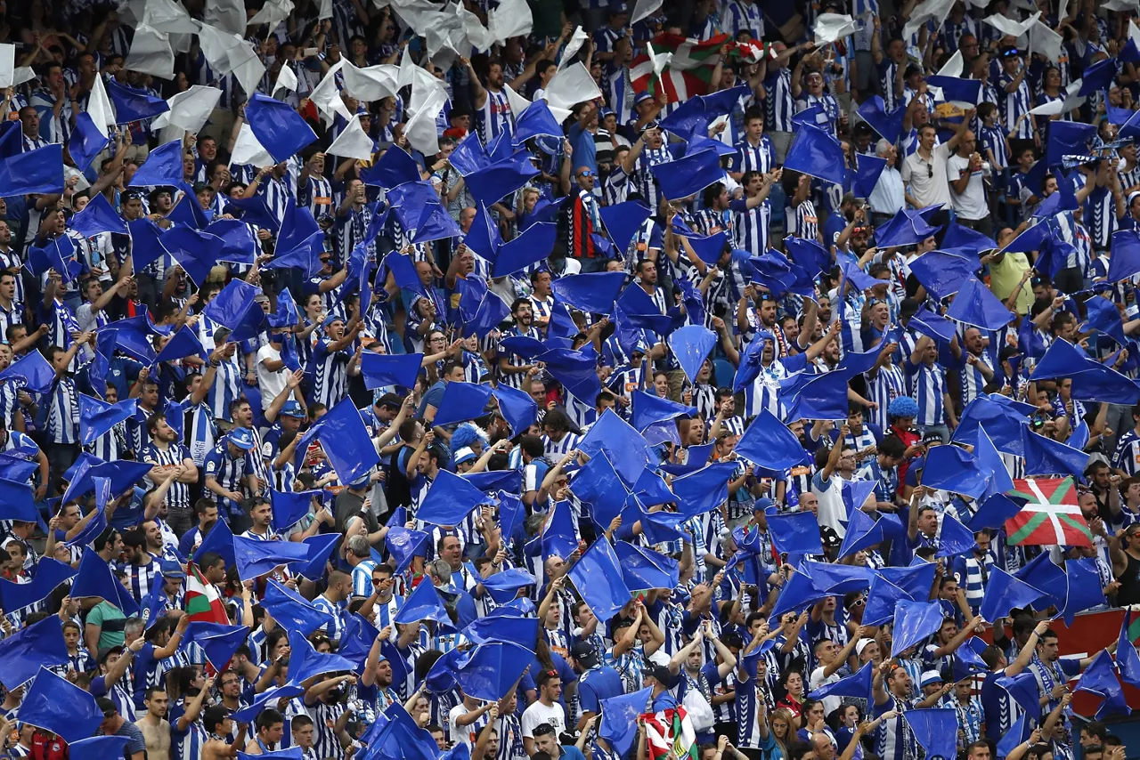 FINAL COPA ALAVES Aficionados del Deportivo Alavés animan antes del comienzo de la final de la Copa del Rey. Foto:EFE