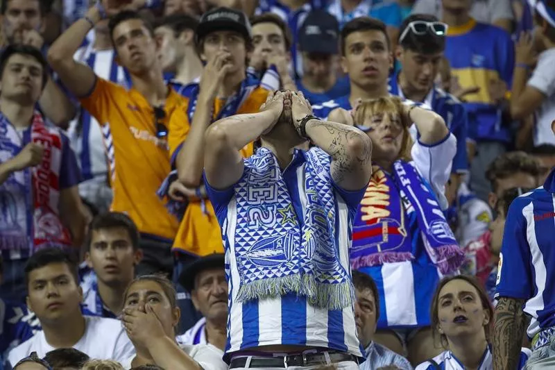 FINAL COPA ALAVES Aficinonados sufriendo- foto: EFE