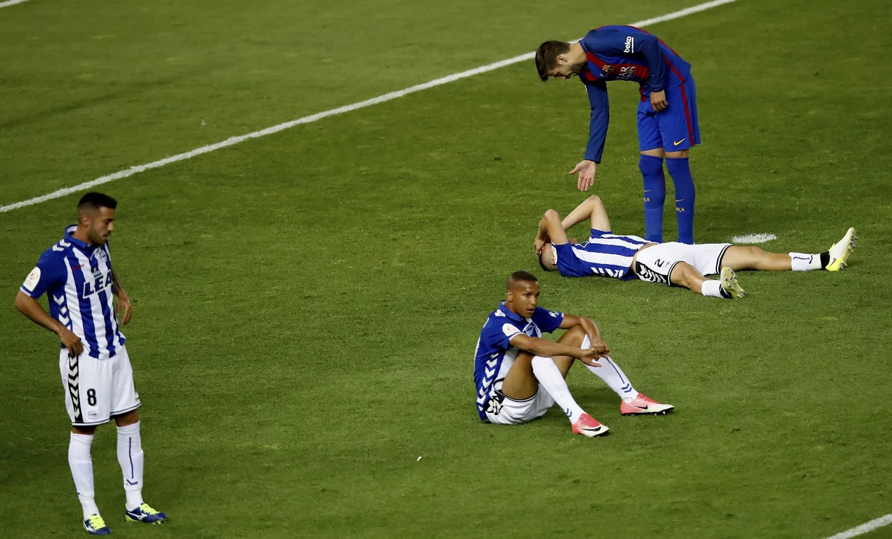 FINAL COPA ALAVES - Los jugadores del Deportivo Alavés Carlos Vigaray (i) y Manu García tras perder la final de la Copa del Rey. foto: EFE