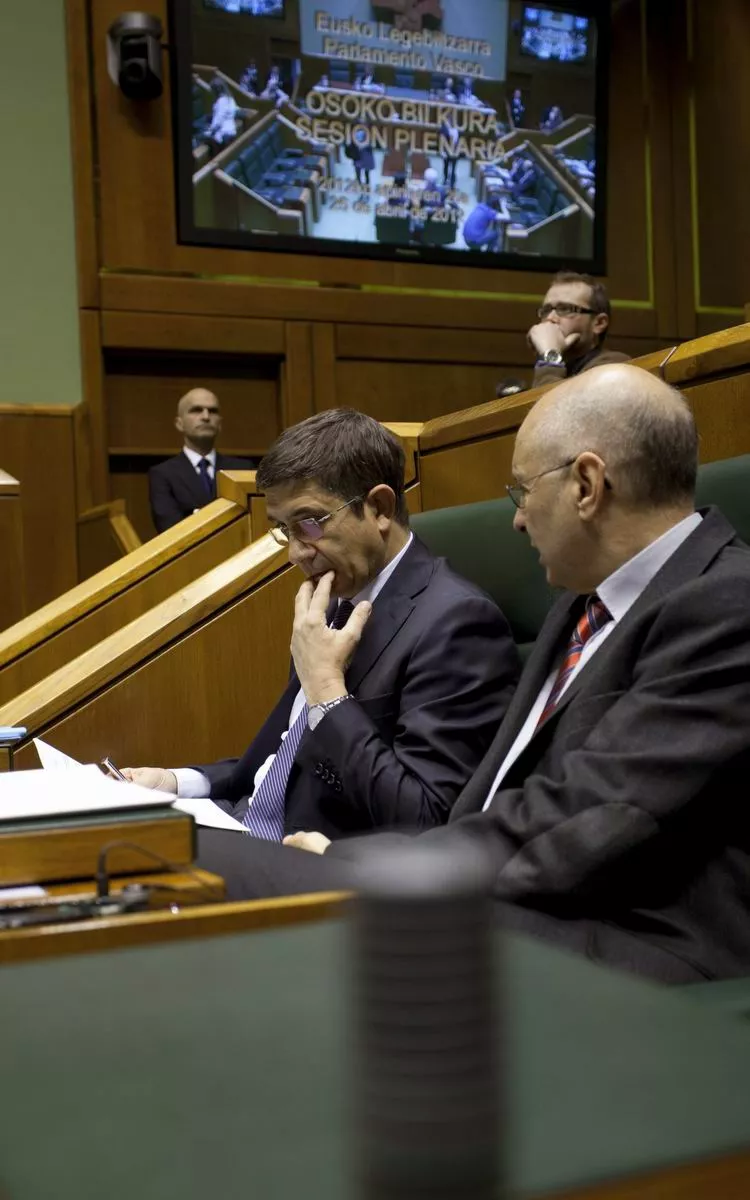 <img style="float:left;margin:5px;" src="http://10.126.2.21/media/images/2012/04/25/647474/647474_Redimensionamiento_de_20120425_634709612715883845_thumbnail.jpg"/><br/><strong>Patxi Lopez Rodolfo Ares Parlamento Vasco efe</strong>