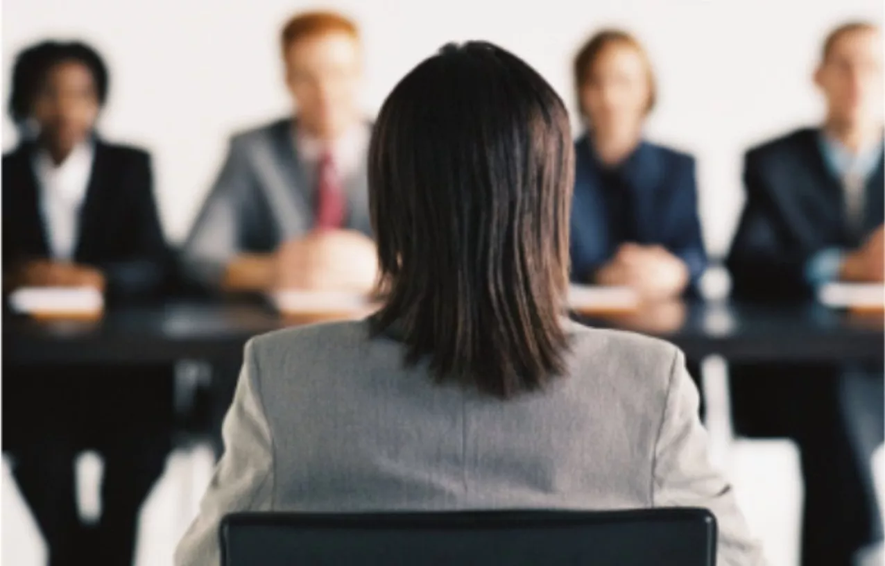 Una mujer haciendo una entrevista de trabajo.