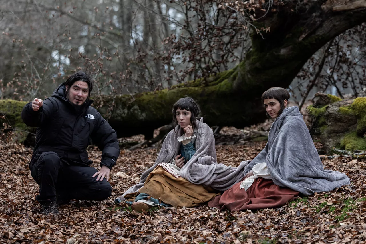 Paul Urkijo Yune Nogueiras eta Erika Olaizolarekin "Gaua" filmatzen