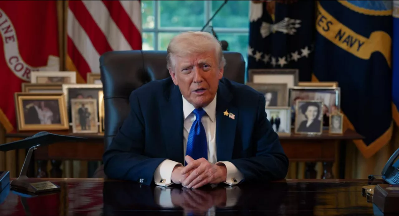 AME4852. WASHINGTON (ESTADOS UNIDOS), 03/10/2025.- Captura de un video de la cuenta oficial en YouTube @WhiteHouse de la Casa Blanca que muestra al Presidente de Estados Unidos, Donald Trump, hablando este viernes en Washington (Estados Unidos). Trump celebró un posible acuerdo de alto al fuego entre Israel y Hamás, luego de que el grupo islamista palestino accediera a liberar a todos los rehenes israelíes bajo los términos expresados por el mandatario estadounidense, y agradeció el apoyo internacional. EFE/ @WhiteHouse/ SOLO USO EDITORIAL/ NO VENTAS/ SOLO DISPONIBLE PARA ILUSTRAR LA NOTICIA QUE ACOMPAÑA (CRÉDITO OBLIGATORIO)
