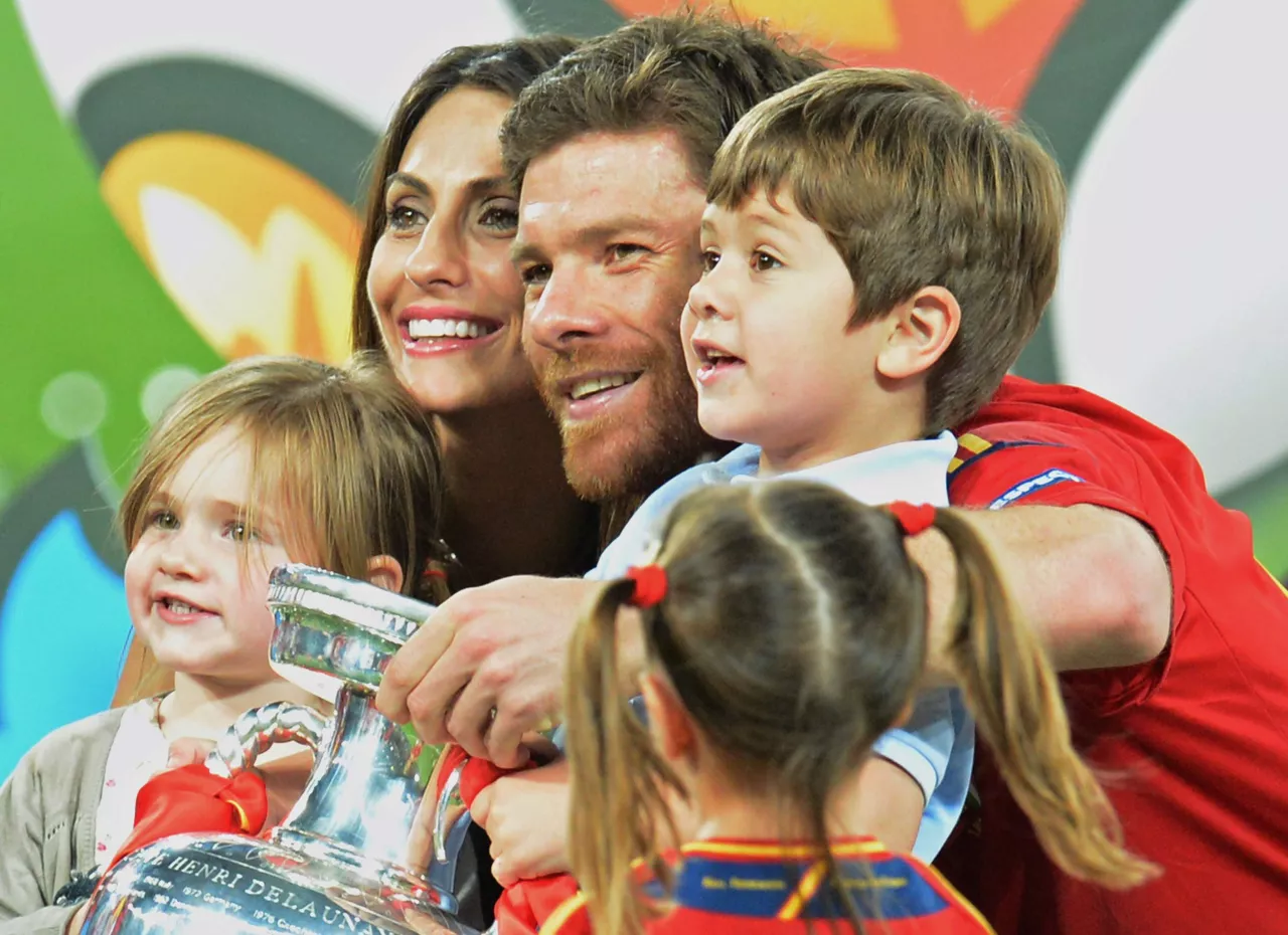 <img style="float:left;margin:5px;" src="http://10.126.2.21/media/images/2012/07/02/681272/681272_alonso_aranburuemaztea_thumbnail.jpg"/><br/><strong>Xabi Alonso NAgore Aranburu hijos seme-alabak Eurocopa EFE</strong>