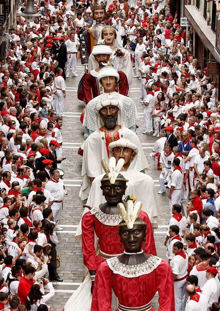 <img style="float:left;margin:5px;" src="http://10.126.2.21/media/images/2012/07/11/685360/685360_gigantes-sanfermin-EFE_thumbnail.jpg"/><br/><strong>Gigantes erraldoiak San Fermin 2012. EFE</strong>