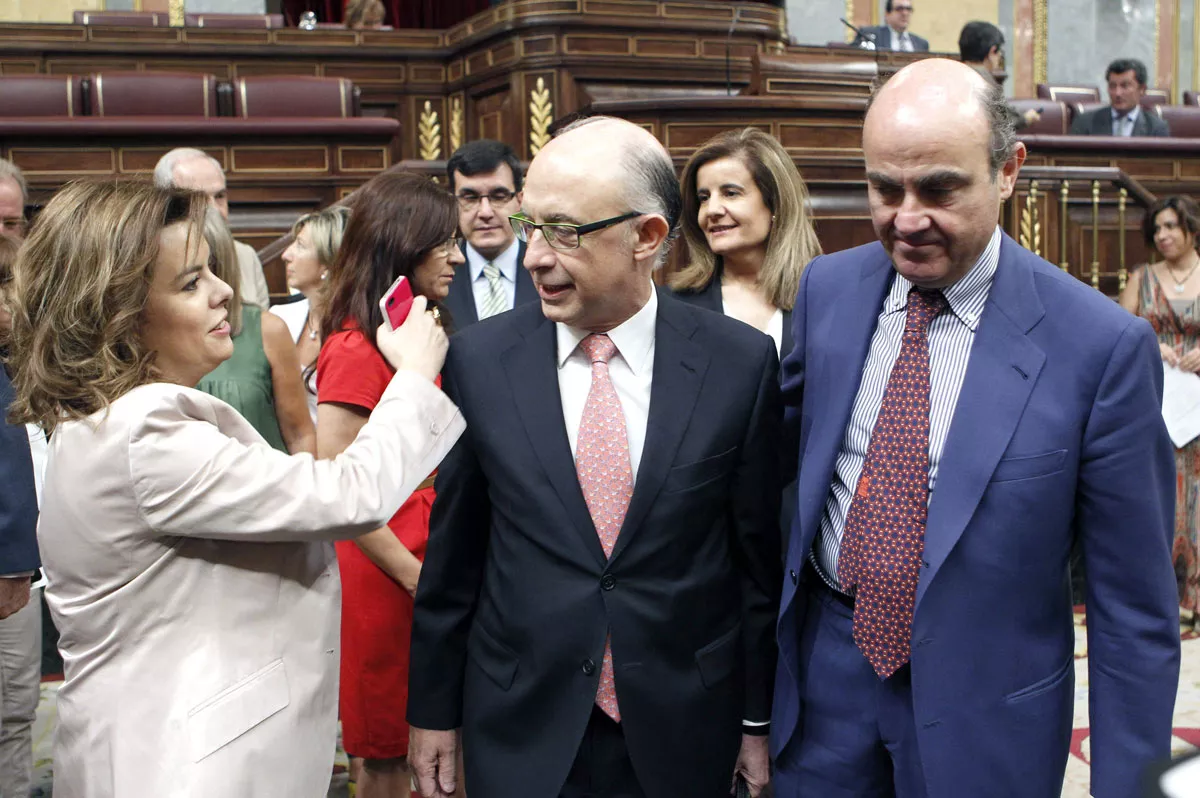 Sáenz de Santamaría saluda a Montoro y De Guindos.