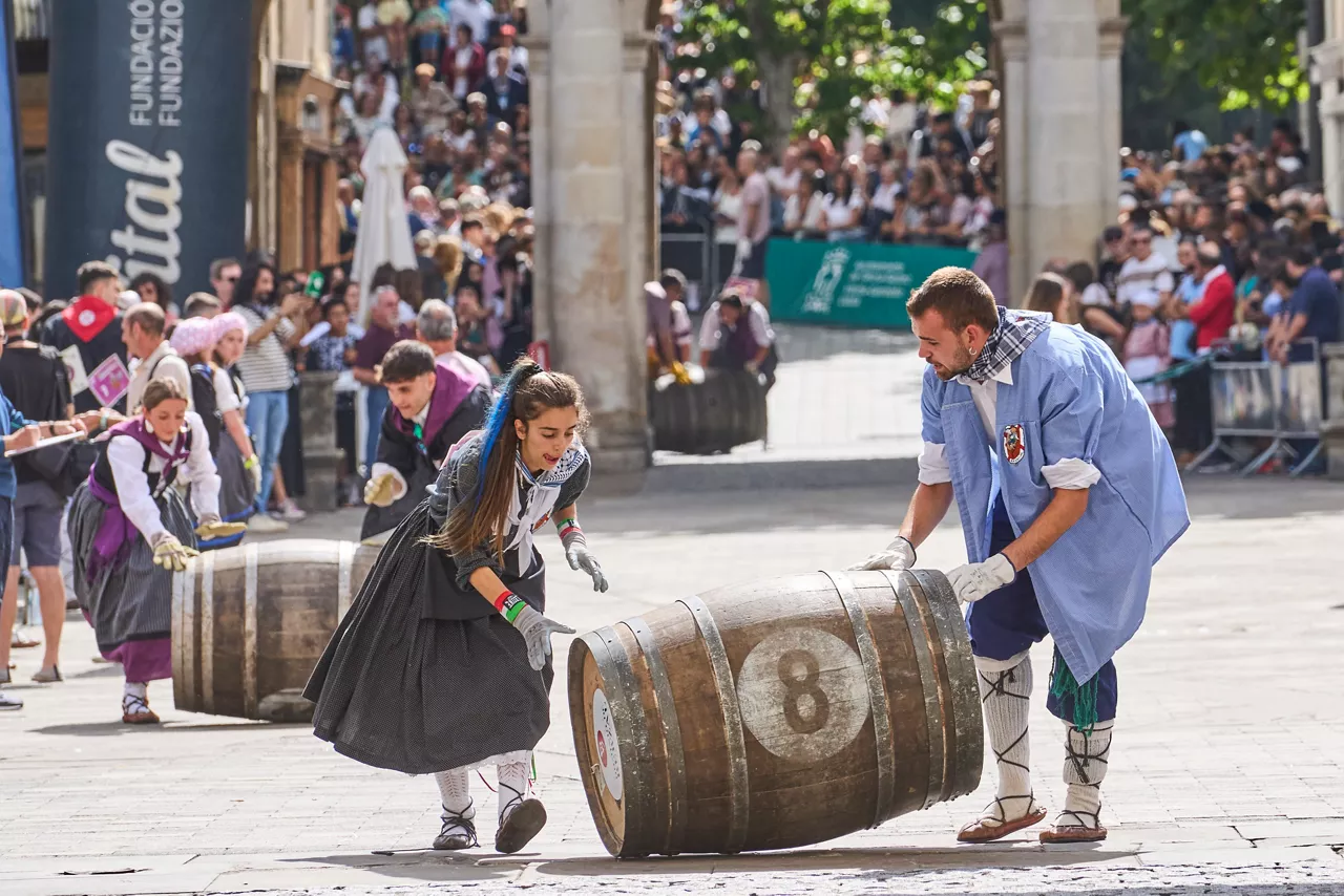 VITORIA, 25/07/2025.- Vitoria celebra el `Día del Blusa y la Neska' con motivo de la festividad de Santiago con numerosas actividades como la octava edición de la Carrera de Barricas, ferias agrícola y ganadera, la tradicional venta de ajos, campeonato de pelota y conciertos. EFE/L. Rico

