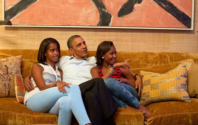 "<img style=""float:left;margin:5px;"" src=""http://10.126.2.21/media/images/2012/09/05/706376/706376_obama-twitter_copy_thumbnail.jpg""/><br/><strong>barack obama eeuu elecciones convencion democrata malia sasha hijas </strong>"