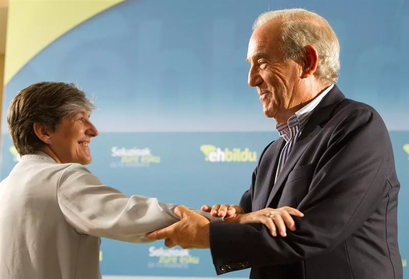 El exlehendakari Carlos Garaikoetxea y Laura Mintegi.