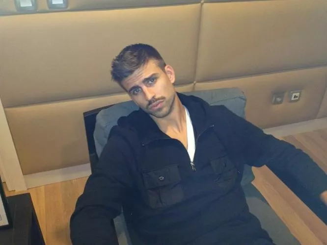 Gerard Pique bigotearekin | Argazkia: Twitter