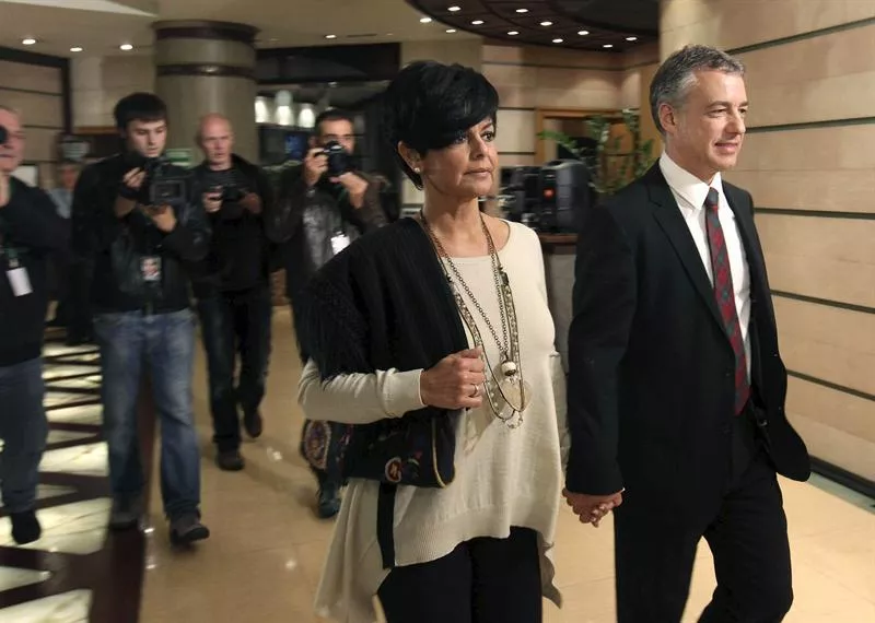 Urkullu llega junto a su mujer a Sabin Etxea Foto: EITB