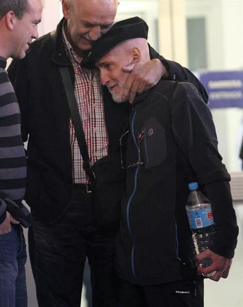 Josu Uribetxebarria al salir del hospital.