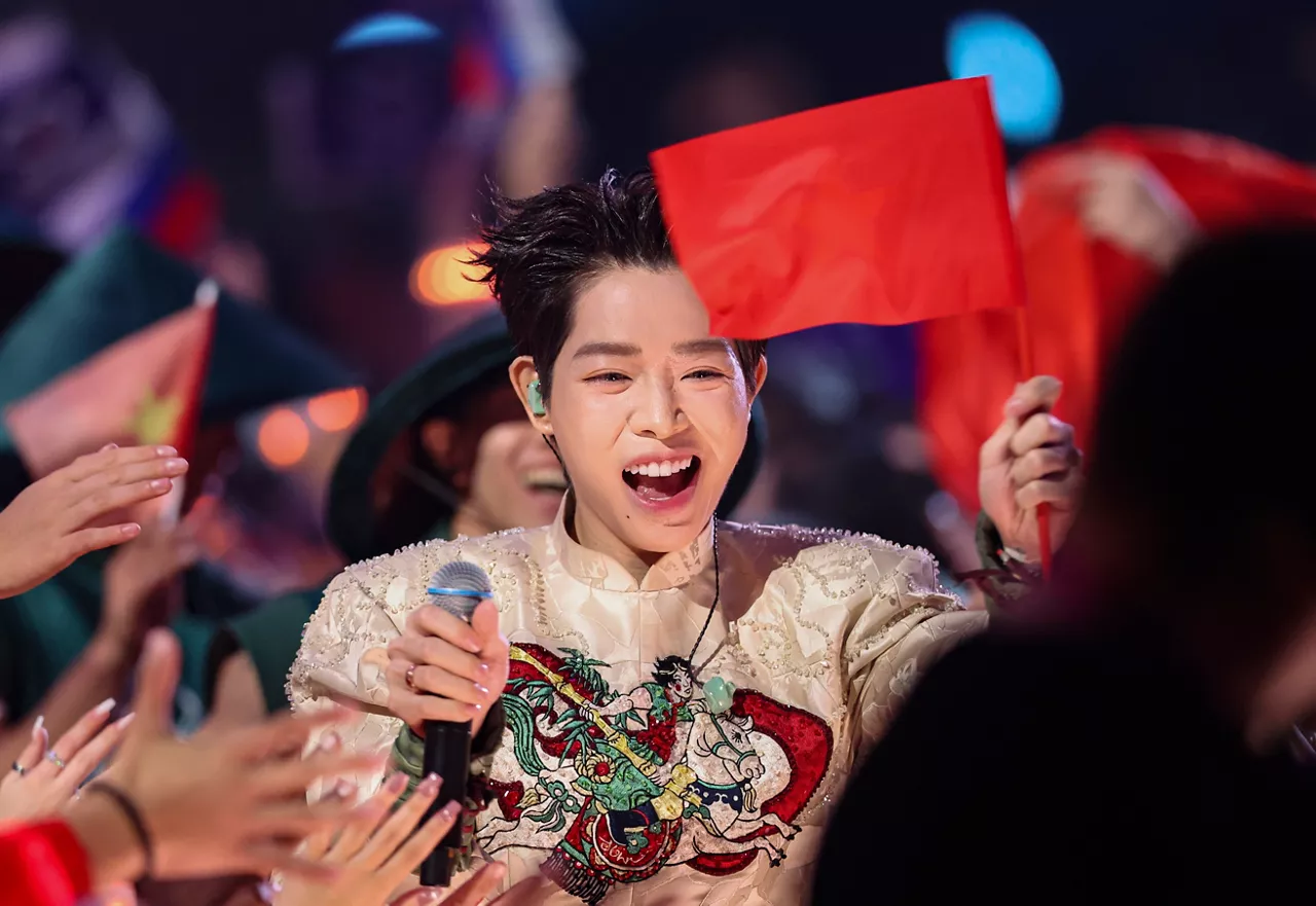 Rusia celebra su festival alternativo a Eurovision “sin perversiones”

El país euroasiático ha celebrado su festival musical con países afines ideológicamente y alejándose de cualquier potencial contenido LGTBI, tras su expulsión de Eurovisión en 2022

El presidente ruso, Vladimir Putin, ha participado con un vídeo inicial en el que ha abogado por promover la identidad cultural

Con más de 11.000 espectadores, el vietnamita Duc Phuc ha sido el ganador de la gala, imponiéndose a Kirguistán y Catar
