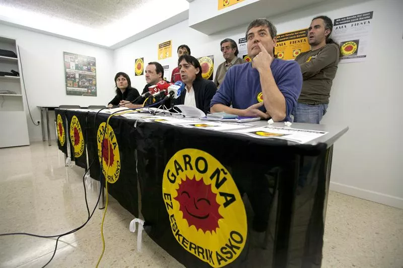 Miembros de la plataforma "Araba sin Garoña". EFE