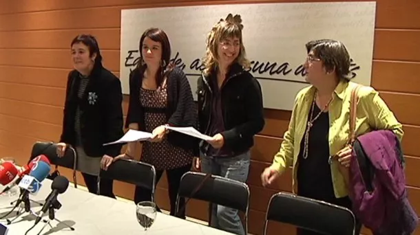 Ane Muguruza y Edurne Brouard, durante la presentación de un acto de homenaje. EITB.