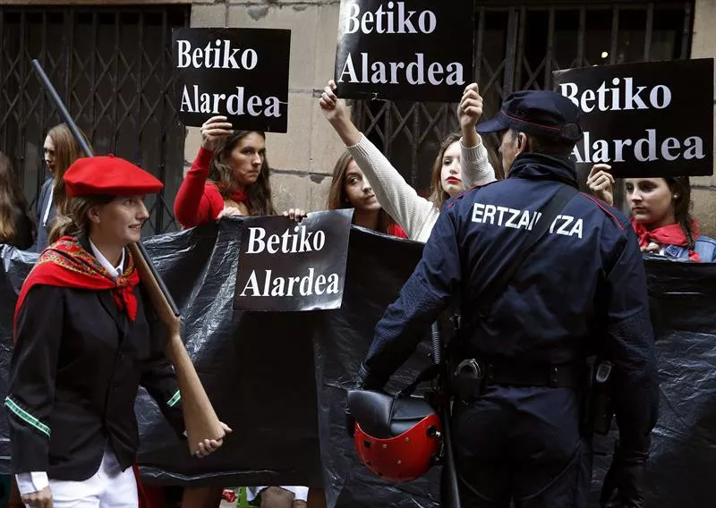 Pankartak, Hondarribiko alarde parekidearen kontra, 2015ean.