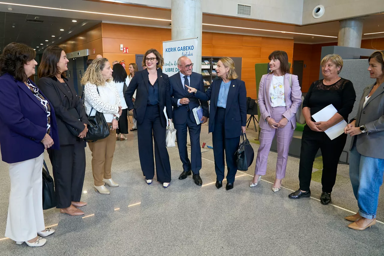 El Consejo Vasco de Finanzas (CVF) durante la reunión mantenida este lunes, donde han confirmado la buena marcha de la recaudación y ha fijado la subida de ingresos fiscales prevista para el 2026 y de las aportaciones al Gobierno Vasco, que en junio calculó inicialmente en el 3,2 % de aumento. En la imagen, entre otros Los diputados generales de Álava, Ramiro González; (c) de Bizkaia, Elixabete Etxanobe, (4i) y de Gipuzkoa, Eider Mendoza,