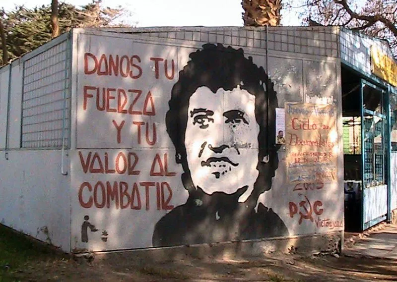 Grafiti con el rostro del cantautor chileno Víctor Jara. V Congreso Chileno de Psicología & 1 Congreso Andino de Psicología. 6 al 8 de octubre de 2010, Arica, Chile CREATIVE COMMONS iturria:  Marcelo Urra from Santiago Chile