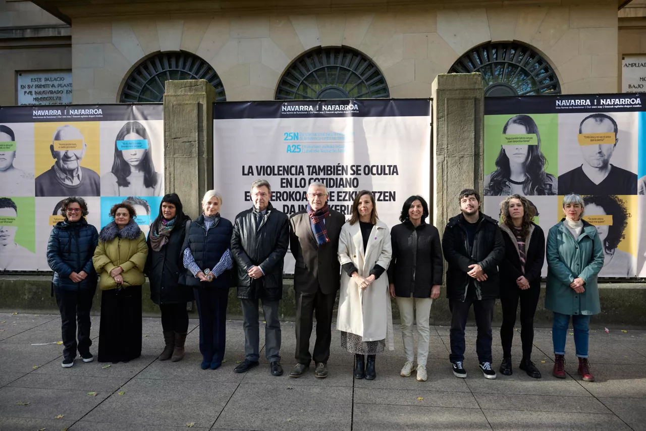 PAMPLONA, 10/11/2025.- El vicepresidente primero y consejero de Presidencia e Igualdad, Félix Taberna (6i), y la directora gerente del Instituto Navarra para la Igualdad / Nafarroako Berdintasuneko Institutua (INAI / NABI), Patricia Abad (5d), han presentado este lunes en Pamplona la campaña del Gobierno de Navarra con motivo del 25-N, Día Internacional de la Eliminación de la Violencia contra la Mujer. EFE/ Iñaki Porto

