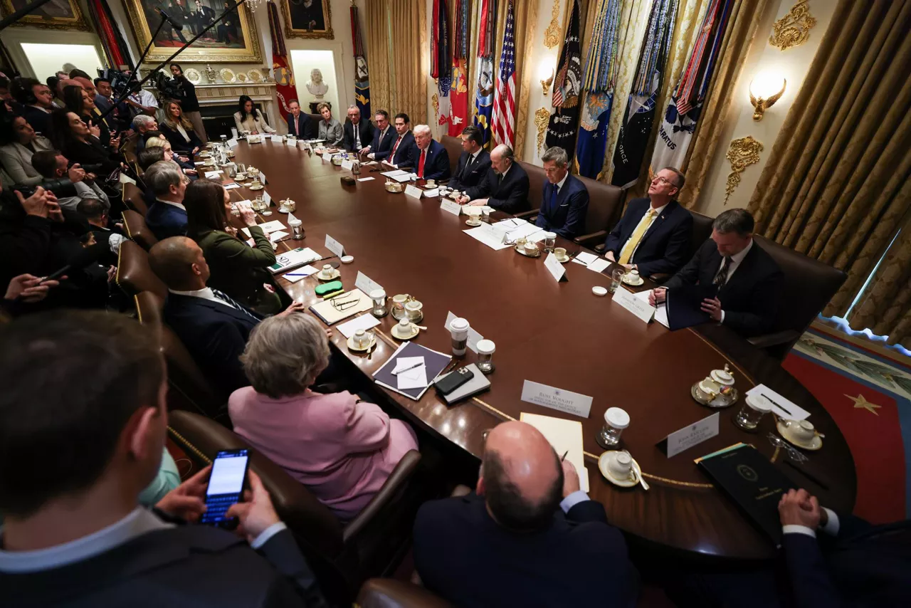 Washington (United States), 09/10/2025.- Linda McMahon, Secretary of Education, Robert F. Kennedy Jr., United States Secretary of Health and Human Services, Doug Burgum, Secretary of the Interior, Marco Rubio, Secretary of State, President Donald Trump, Pete Hegseth, Secretary of War, Howard Lutnick, Secretary of Commerce and Sean Duffy Secretary of Transportation attend a Cabinet Meeting at the White House in Washington, DC, USA, 09 October 2025. US President Donald Trump announced that Israel and Hamas have agreed to the first phase of a Gaza peace plan, which includes the release of Israeli hostages and Palestinian prisoners, the withdrawal of Israeli forces, and the delivery of humanitarian aid to Gaza. (Estados Unidos) EFE/EPA/SAMUEL CORUM / POOL
