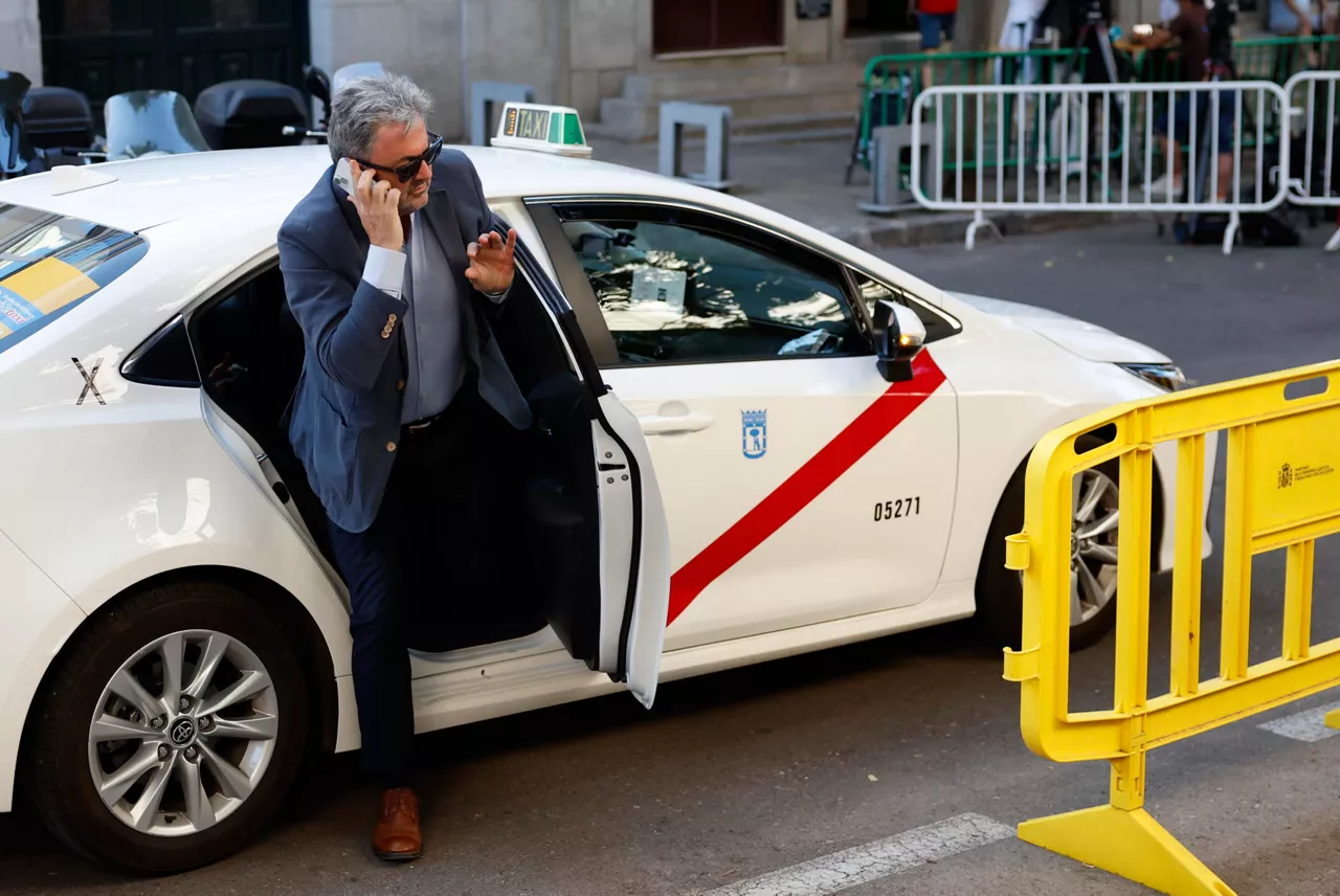 MADRID (ESPAÑA), 07/07/2025.- Antxon Alonso, el presunto socio del exsecretario de organización del PSOE Santos Cerdán en la empresa Servinabar a su llegada este lunes al Tribunal Supremo en Madrid donde declara ante el juez del caso Koldo por el presunto pago de mordidas a cambio de adjudicaciones. EFE/ Mariscal

