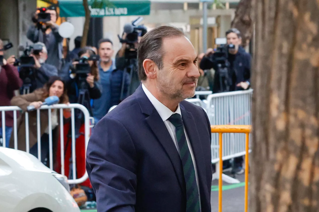 MADRID, 15/10/2025.- El exministro Jose Luis Ábalos, a su llegada este miércoles al Tribunal Supremo, donde está citado para declarar ante el magistrado Leopoldo Puente, que revisará su situación de libertad tras escuchar sus explicaciones ante un informe que detectó "desembolsos" de 95.437 euros de ingresos sin declarar, así como descuadres en algunos pagos en efectivo que le hizo el PSOE. EFE/Zipi Aragón
