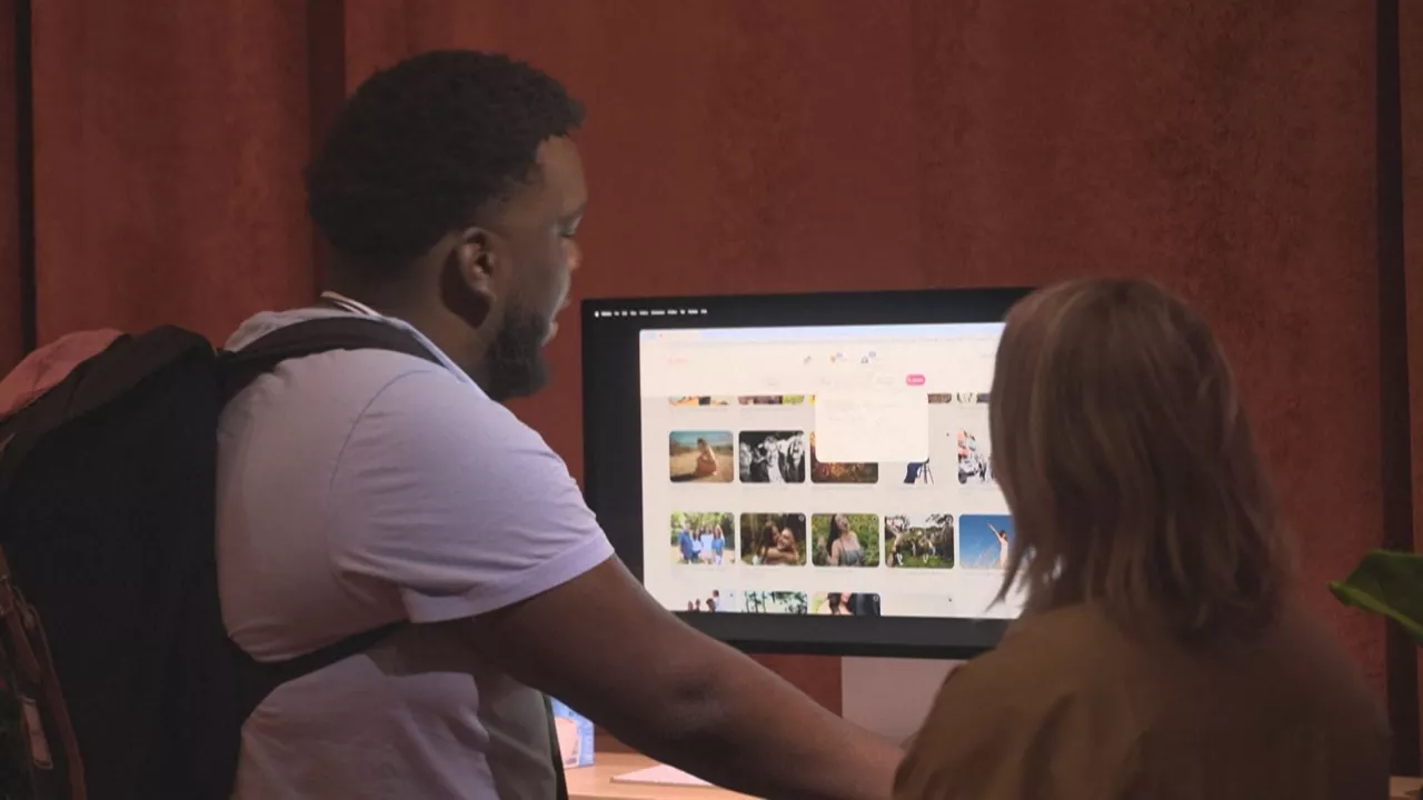 Bi pertsona Airbnb plataforman bilaketa egiten