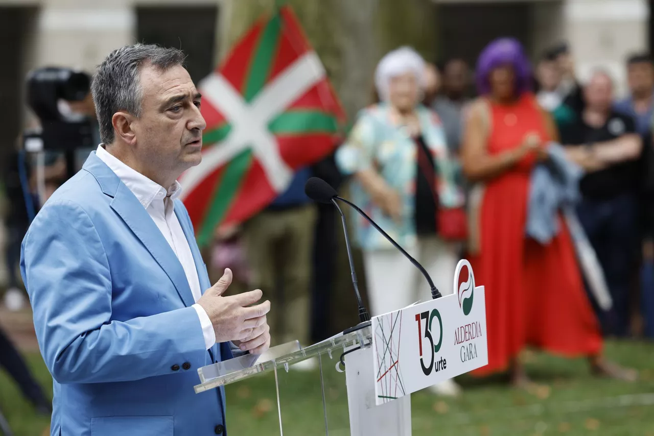 BILBAO, 28/07/2025.-El presidente del PNV, Aitor Esteban (i), y el lehendakari, Imanol Pradales, entre otros, han participado este lunes en Bilbao en el acto de conmemoración del 130 aniversario de la fundación del partido, junto a la estatua en homenaje a Sabino Arana. EFE/ Miguel Toña
