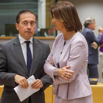 FOTODELDÍA Bruselas (Bélgica), 15/07/2025.- El ministro español de Asuntos Exteriores, Unión Europea y Cooperación, José Manuel Albares Bueno (i), conversa con Tanja Fajon (d), viceprimera ministra y ministra de Asuntos Exteriores y Europeos de la República de Eslovenia, en un Consejo de Asuntos Exteriores del Consejo de la UE en Bruselas, Bélgica, el 15 de julio de 2025. EFE/ Olivier Matthys
