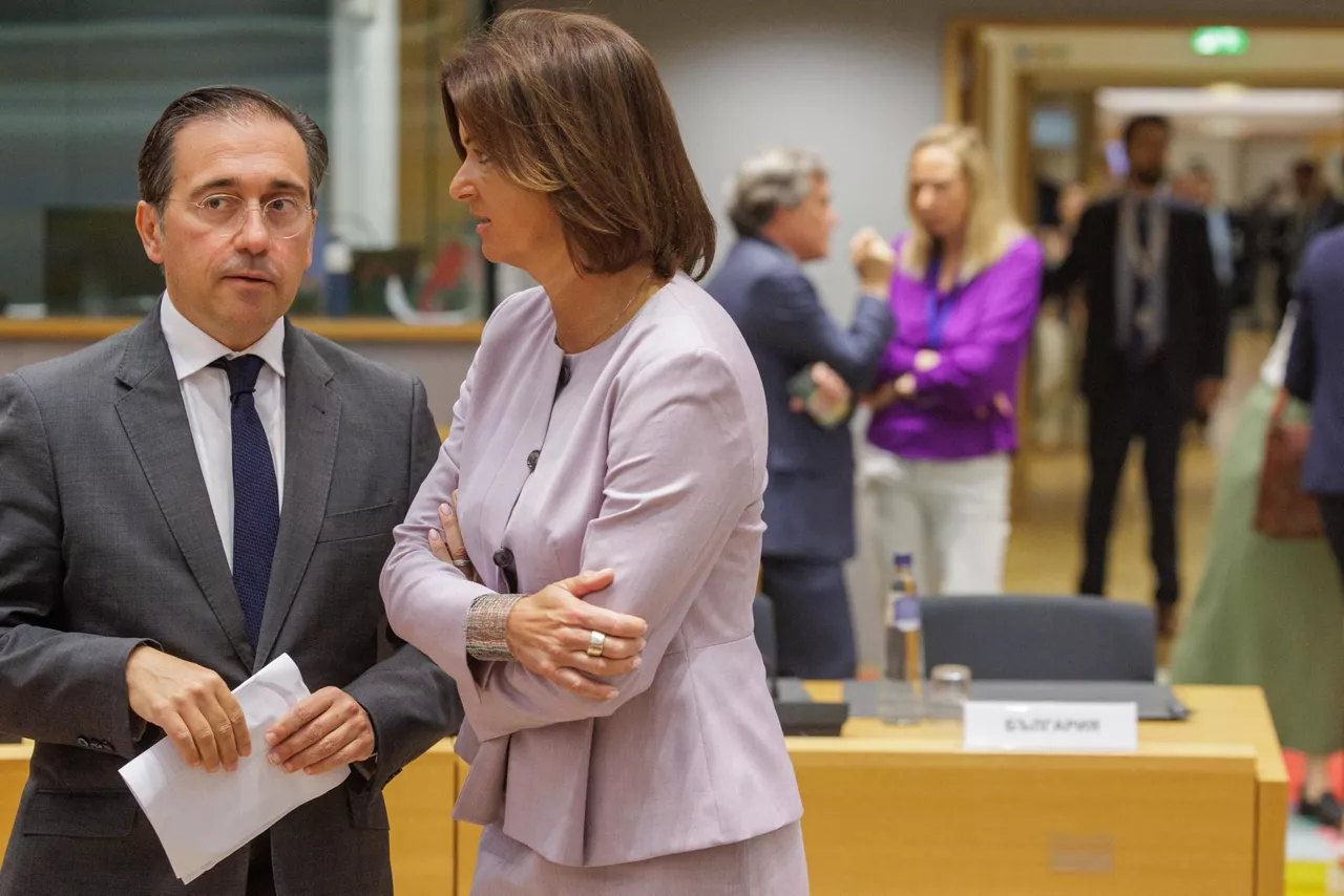FOTODELDÍA Bruselas (Bélgica), 15/07/2025.- El ministro español de Asuntos Exteriores, Unión Europea y Cooperación, José Manuel Albares Bueno (i), conversa con Tanja Fajon (d), viceprimera ministra y ministra de Asuntos Exteriores y Europeos de la República de Eslovenia, en un Consejo de Asuntos Exteriores del Consejo de la UE en Bruselas, Bélgica, el 15 de julio de 2025. EFE/ Olivier Matthys
