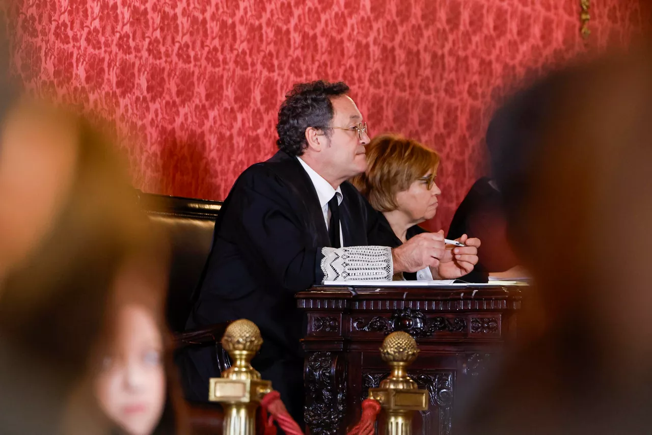 MADRID, 03/11/2025.- El fiscal general del Estado, Álvaro García Ortiz (c),  este lunes en el inicio del juicio por la presunta filtración de información sobre la investigación por fraude a Hacienda de la pareja de Isabel Díaz Ayuso en el Tribunal Supremo. EFE/J.J. Guillén POOL
