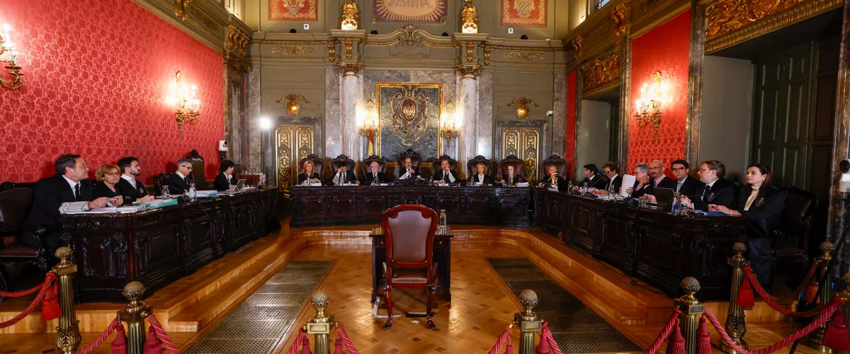 MADRID, 03/11/2025.- El fiscal general del Estado, Álvaro García Ortiz (i), junto a sus abogados Consuelo Castro (2i) y José Ignacio Ocio (3i),  este lunes en el inicio del juicio por la presunta filtración de información sobre la investigación por fraude a Hacienda de la pareja de Isabel Díaz Ayuso en el Tribunal Supremo. EFE/J.J. Guillén POOL
