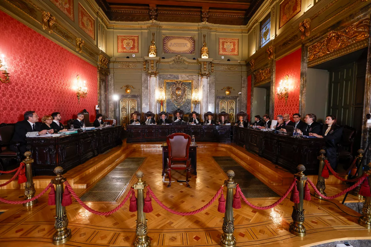 MADRID, 03/11/2025.- El fiscal general del Estado, Álvaro García Ortiz (i), junto a sus abogados Consuelo Castro (2i) y José Ignacio Ocio (3i),  este lunes en el inicio del juicio por la presunta filtración de información sobre la investigación por fraude a Hacienda de la pareja de Isabel Díaz Ayuso en el Tribunal Supremo. EFE/J.J. Guillén POOL
