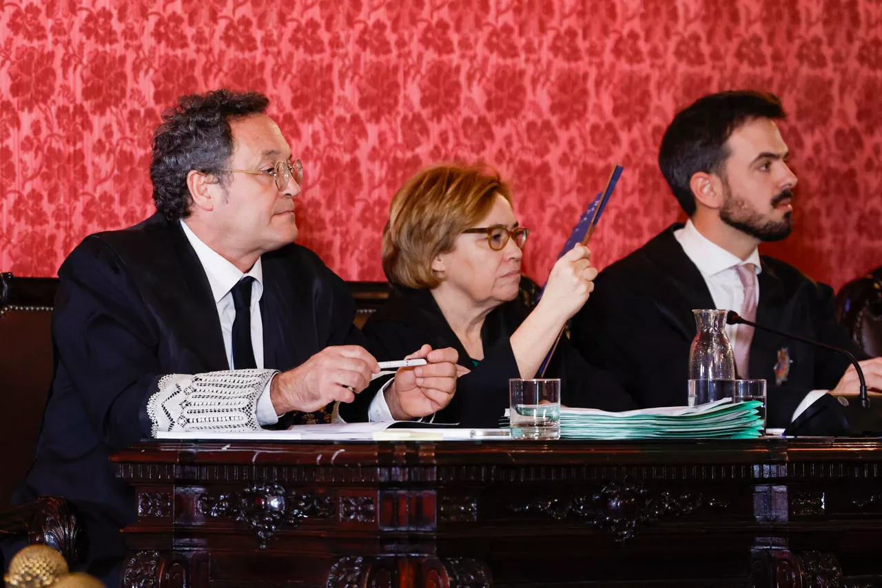 MADRID, 03/11/2025.- El fiscal general del Estado, Álvaro García Ortiz (i), junto a sus abogados Consuelo Castro y José Ignacio Ocio,  este lunes en el inicio del juicio por la presunta filtración de información sobre la investigación por fraude a Hacienda de la pareja de Isabel Díaz Ayuso en el Tribunal Supremo. EFE/J.J. Guillén POOL

