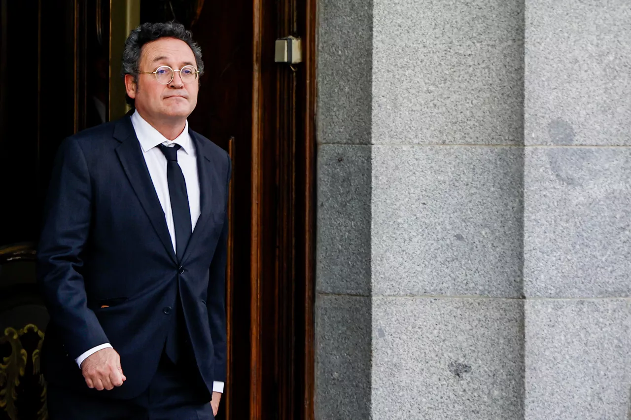 MADRID, 11/11/2025.- El fiscal general del Estado, Álvaro García Ortiz, sale del Tribunal Supremo (TS), que este martes ha celebrado la cuarta jornada del juicio que se sigue contra él, por presunta revelación de secretos en relación con un correo electrónico en el que el abogado de Alberto González Amador, novio de Isabel Díaz Ayuso, reconocía dos delitos fiscales de su cliente. EFE/ SERGIO PEREZ
