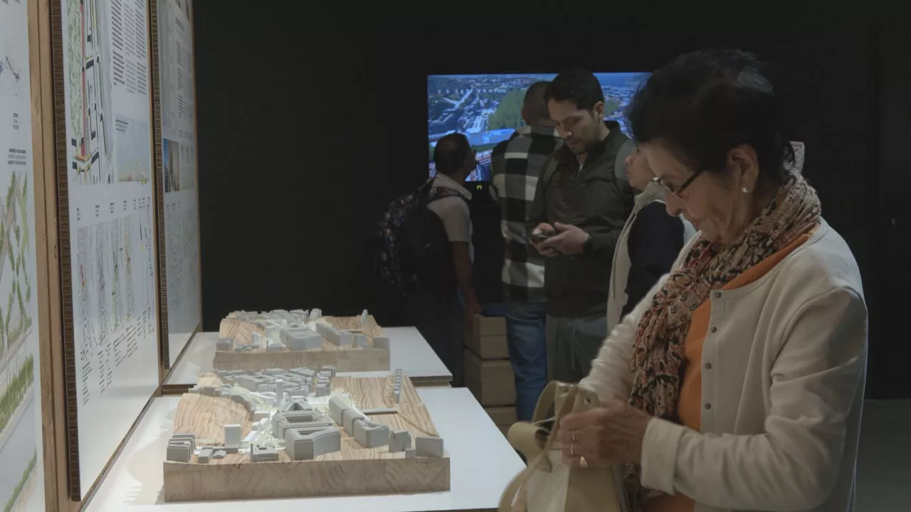 Donostiako Amara-Erasoko trenbide inguruan egingo diren etxebizitzen hiru proiektu finalistak aurkeztu dituzte

Lehenak, “Habitar el bosque urbano” proiektuak, topoak libre utziko duen eremuan parke handi bat eta etxebizitza-mota askotarikoak egitea du helburu

Bigarrena, “Kalerik kale, plazatik plazara” izenekoa, Donostia eta Gasteizko arkitektoek diseinatutakoa da

Eta hirugarrenak, “Hari berdez hiria josi” proiektuak, erdigunea Amararekin egitea du helburu

Herritarrek, proiektuak ikusteaz gain, ekarpenak egiteko aukera izango dute gaurtik aurrera, Easo kaleko suhiltzaileen parke zaharrean
