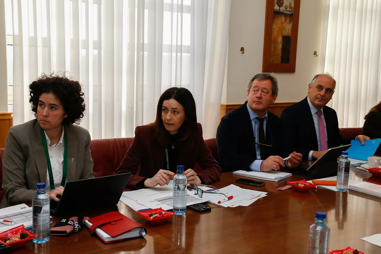 Miren Dobaran Arkautiko zuzendari nagusia eta Amaya Angulo administrazio eta zerbitzuetako zuzendaria, Bingen Zupiria Segurtasun sailburuarekin batera. Argazkia: Irekia