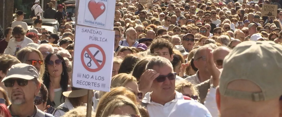 Gure biziek ezin dute itxaron. Hori da argi eta ozen oihukatu dutena bularreko minbiziaren baheketengatik kaltetutako emakumeek Andaluziako lurralde guztietan gaur egin diren mobilizazioetan.
Milaka lagun irten dira kalera Juanma Morenoren gobernuaren kudeaketa salatzera. Egin dituen murrizketek eta pribatizazioek osasun publikoaren gainbehera ekarri dutela deitoratu dute.