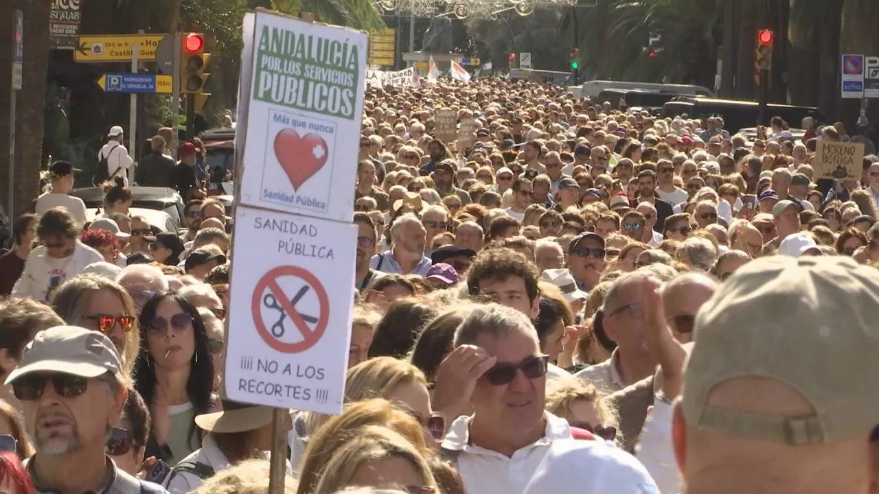 Gure biziek ezin dute itxaron. Hori da argi eta ozen oihukatu dutena bularreko minbiziaren baheketengatik kaltetutako emakumeek Andaluziako lurralde guztietan gaur egin diren mobilizazioetan.
Milaka lagun irten dira kalera Juanma Morenoren gobernuaren kudeaketa salatzera. Egin dituen murrizketek eta pribatizazioek osasun publikoaren gainbehera ekarri dutela deitoratu dute.