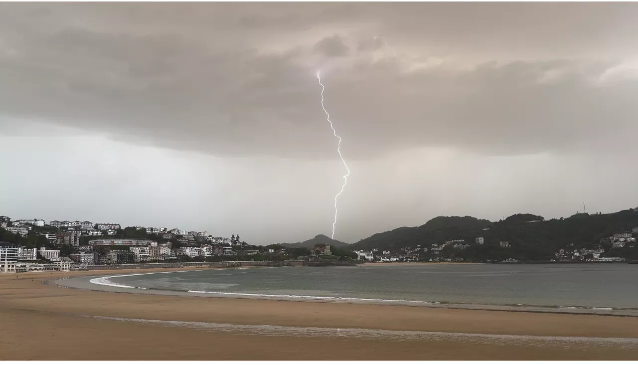 Una tormenta el 2 de mayo de 2025 sobre Donostia-San Sebastián. Foto de archivo: Ariana Ascunce