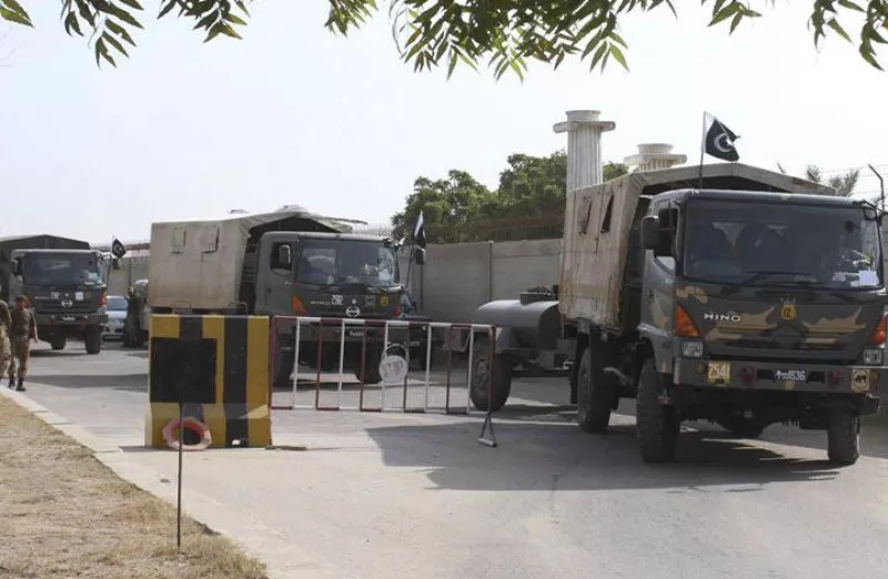 Miembros de los equipos de rescate abandonan Karachi (Pakistán). EFE