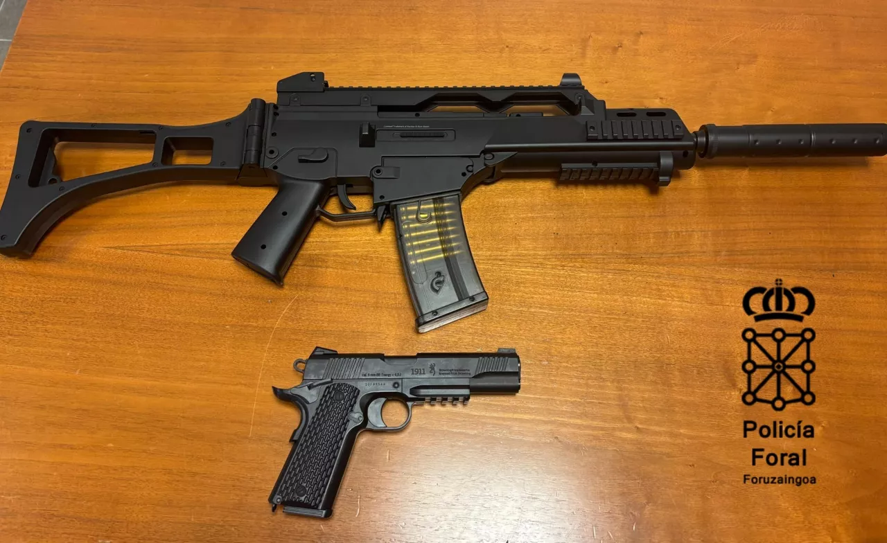 Las armas intervenidas.



REMITIDA / HANDOUT por POLICÍA FORAL

Fotografía remitida a medios de comunicación exclusivamente para ilustrar la noticia a la que hace referencia la imagen, y citando la procedencia de la imagen en la firma

18/7/2025