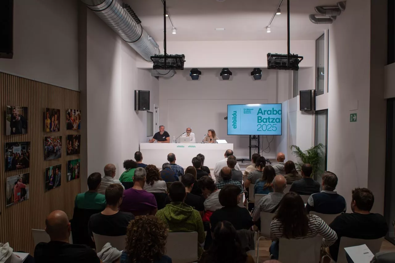 Asamblea de EH Bildu en Álava



REMITIDA / HANDOUT por EB BILDU

Fotografía remitida a medios de comunicación exclusivamente para ilustrar la noticia a la que hace referencia la imagen, y citando la procedencia de la imagen en la firma

04/10/2025