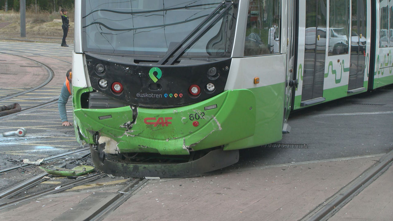 Auto baten gidaria zauritu da Gasteizen, tranbiaren aurka talka eginda. Istripua Latinoamerikako plazan gertatu da, eta zerbitzua eten behar izan dute Intermodal eta Honduras geltokien artean, tranbia bere bidetik atera baita.