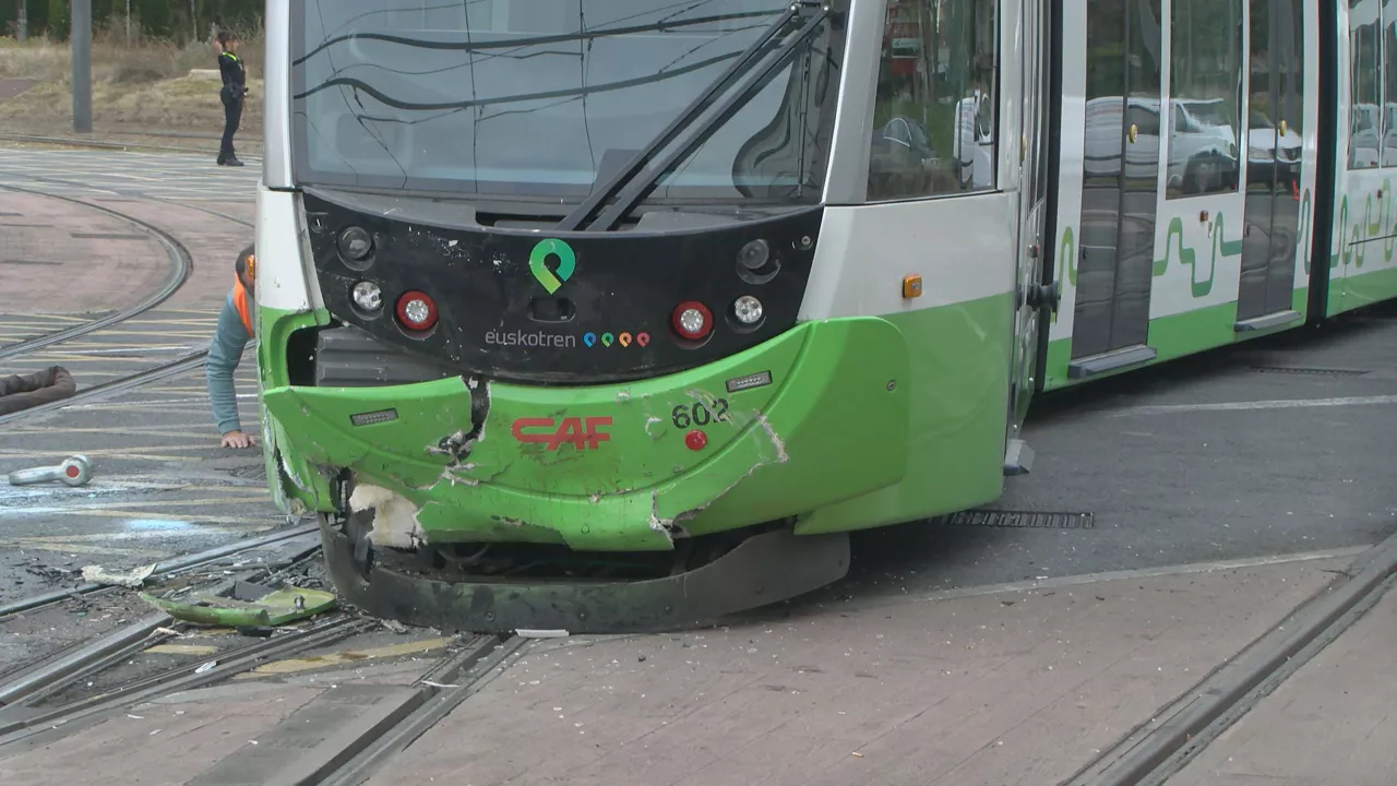 Auto baten gidaria zauritu da Gasteizen, tranbiaren aurka talka eginda. Istripua Latinoamerikako plazan gertatu da, eta zerbitzua eten behar izan dute Intermodal eta Honduras geltokien artean, tranbia bere bidetik atera baita.