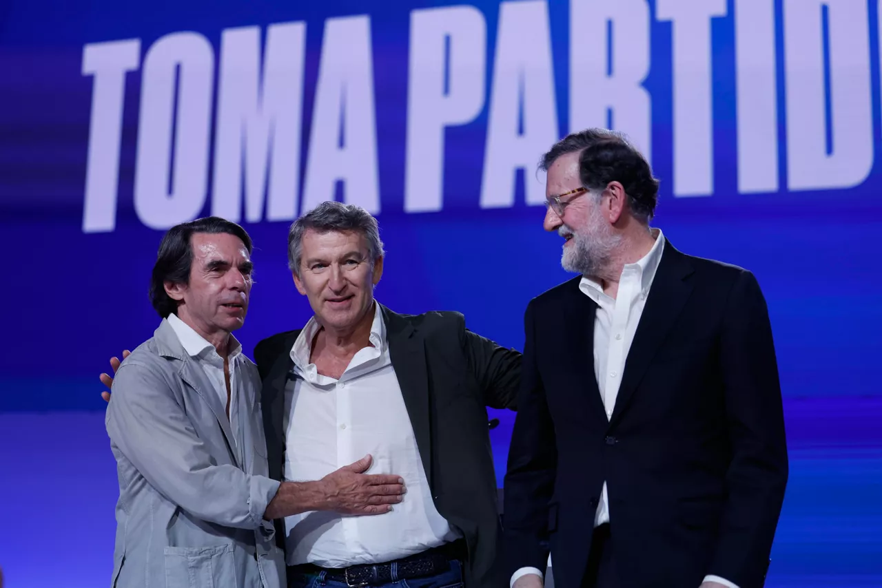 MADRID, 04/07/2025.- El líder del PP, Alberto Núñez Feijóo (c), junto a sus antecesores en el cargo y ex presidentes del Gobierno José María Aznar (izda) y Mariano Rajoy, durante el XXI Congreso Nacional del PP, este viernes en el recinto ferial Ifema de Madrid. EFE/Javier Lizón
