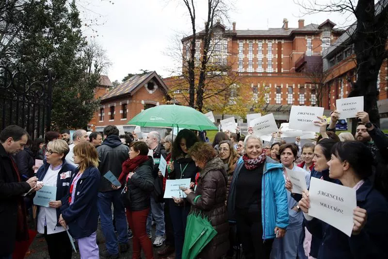 Protesta hoy Basurto por el colapso que sufre el hospital. EFE.
