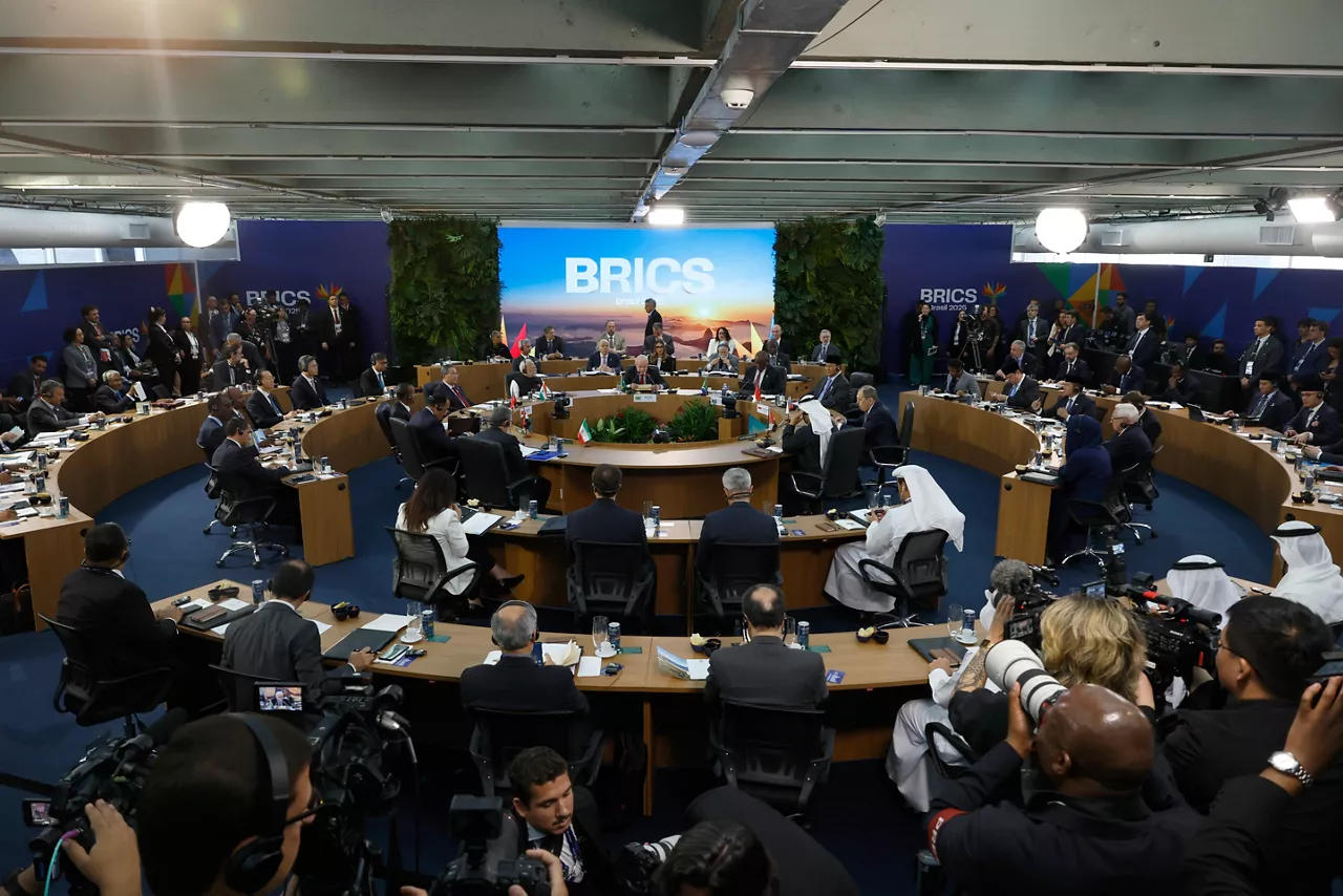 AME1081. RÍO DE JANEIRO (BRASIL), 06/07/2025.- Fotografía de los participantes en el recinto durante la apertura de la cumbre de los BRICS este domingo, en Río de Janeiro (Brasil). Los BRICS iniciaron este domingo en Río de Janeiro su primera cumbre desde que el foro fue ampliado de cinco a once miembros, en medio de las tensiones generadas por la guerra comercial desatada por el presidente de Estados Unidos, Donald Trump, y por los conflictos en Oriente Medio y Ucrania. EFE/Antonio Lacerda
