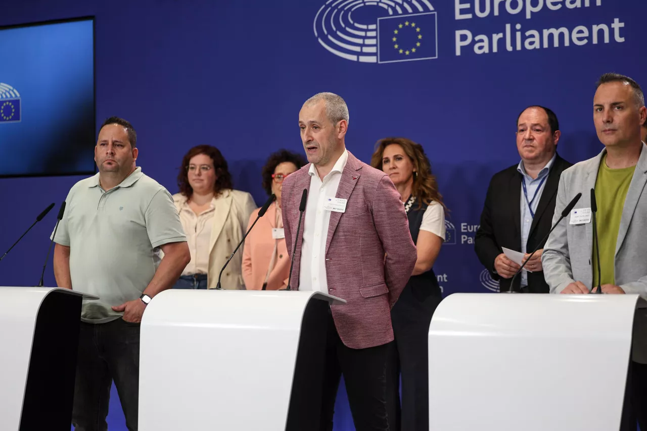 BRUSELAS, 10/06/2025.- El presidente del Comité de Empresa de la planta en Esquiroz (Navarra) del grupo alemán BSH, fabricante de electrodomésticos, Juanjo Hermoso, junto a eurodiputados del PSOE, Sumar, Bildu y PNV, durante la rueda de prensa ofrecida este martes en Bruselas. El comité de empresa de la planta en Esquiroz (Navarra) urgió este martes en Bruselas a intermediar para evitar su cierre, que afectaría a mil personas entre empleos directos e indirectos, y confiaron en que la Comisión Europea pueda establecer una "interlocución" con la multinacional. EFE/ Pablo Garrigós
